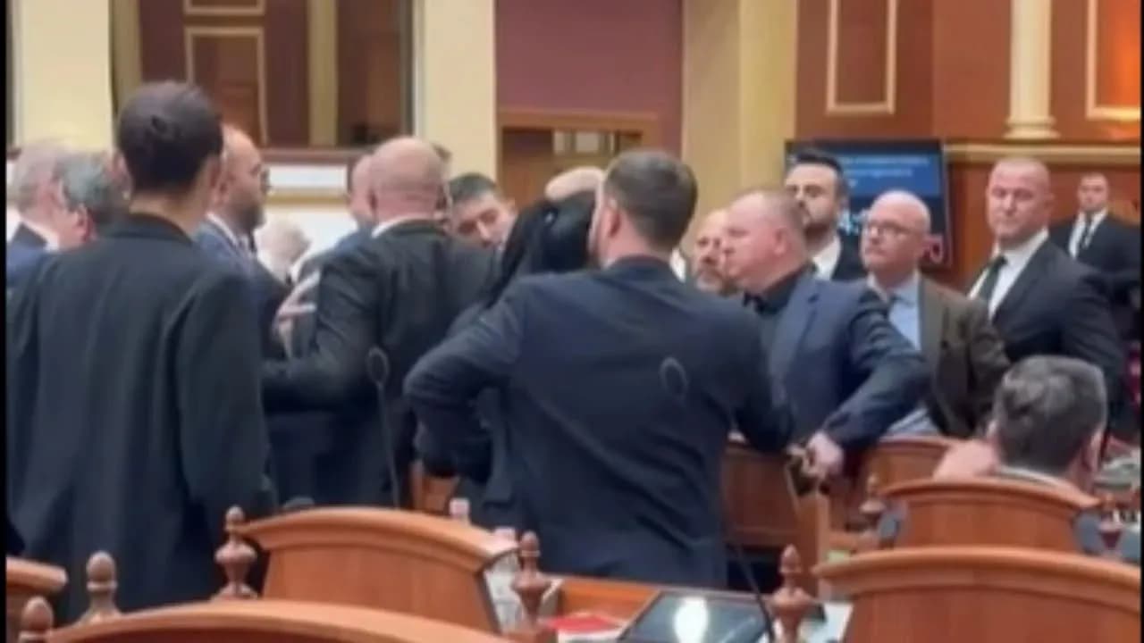 Tension në Kuvendin e Shqipërisë, opozita tenton ta ndal Ballën, deputeti vazhdon fjalën