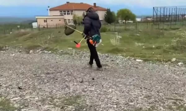 Veterani që pastron fshatin prej 10 vitesh, gjobitet nga policia – kjo është arsyeja