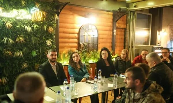Vjosa Osmani ishte në Gjilan, krah saj qëndroi ish-deputetja e LDK-së