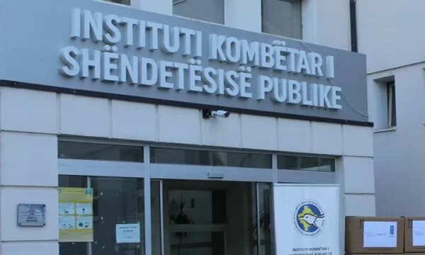 Alarmi i ekspertëve: Rënia e vaksinimit në Kosovë rrit rrezikun nga fruthi