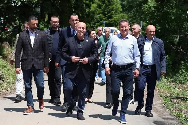 Arbër Tolaj dhe Ramush Haradinaj marrin pjesë në zbulimin e pllakës përkujtimore për Heroin Myrtë Zeneli në Zllapek