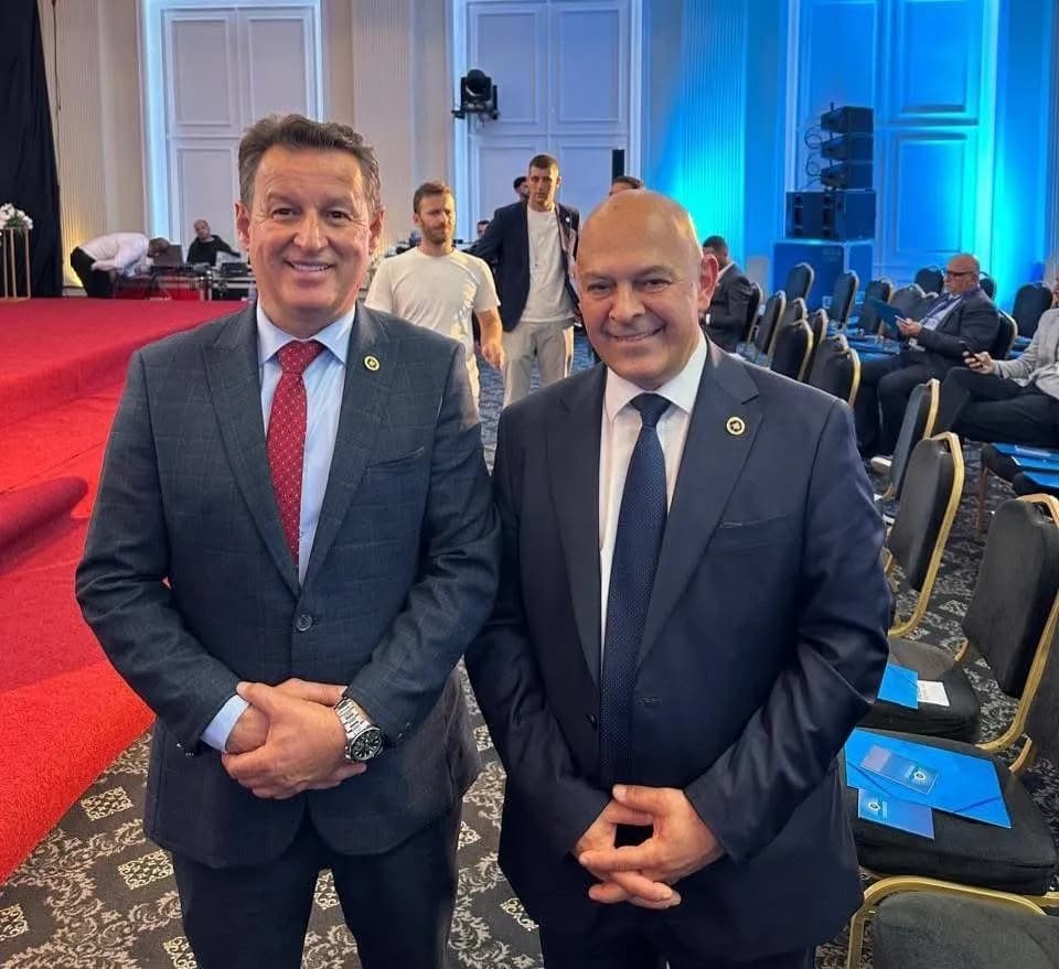 Arber Tolaj uron Ardian Gjinin për zgjedhjen në krye të AAK-së