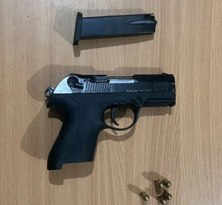 Arrestohet 25-vjeçari me urdhërarrest aktiv në Ferizaj, i gjendet armë me fishekë