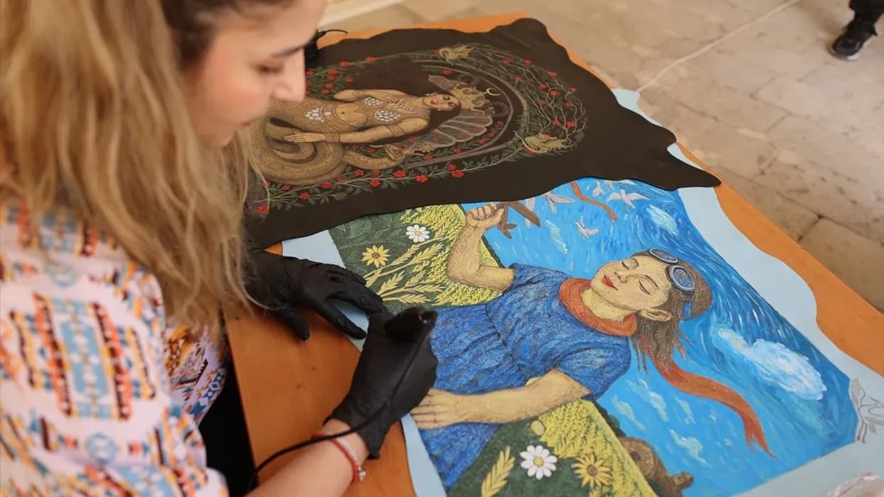 Artistja përdor teknikat e tatuazheve për të krijuar figura në lëkurën e kafshëve