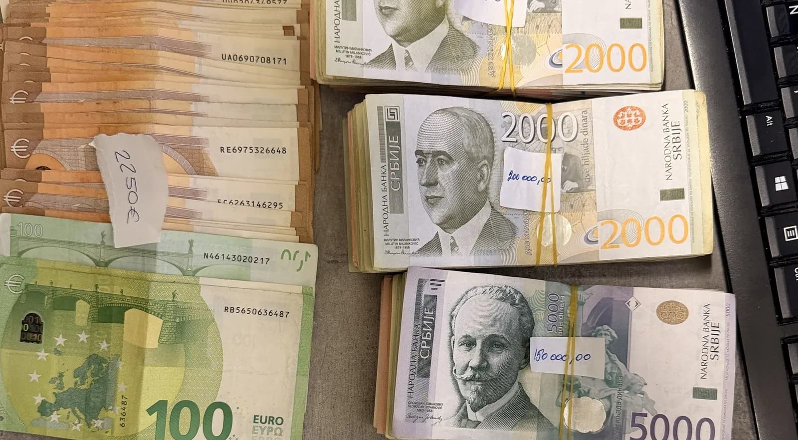 Dogana zbulon mbi 10 mijë euro të padeklaruara në Jarinje, ishin të fshehura në automjet