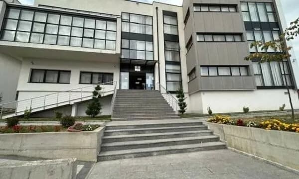 Drejtori i shkollës në Gjakovë dyshohet se ngacmoi të miturën, deklarohet Prokuroria