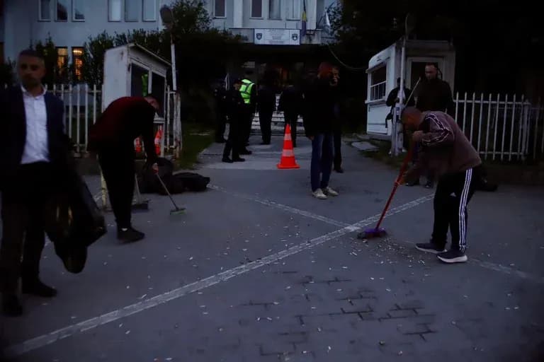 “Drenicë, je zemër e madhe“ – Pamjet e qytetarëve duke e pastruar pjesën e Skënderajt ku u mblodhën për Lushtakun
