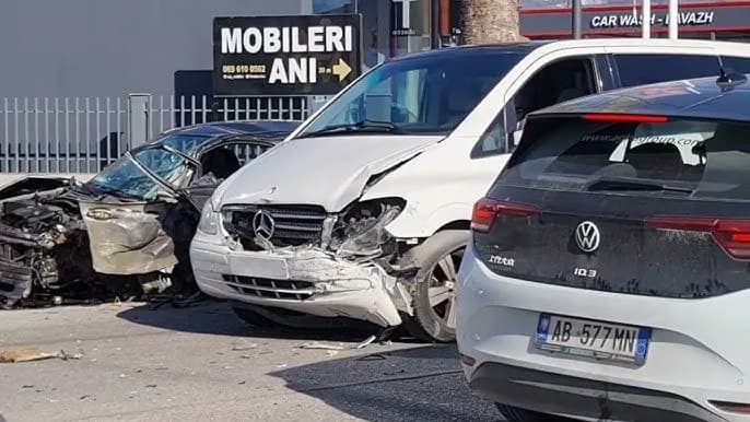 E rëndë në Elbasan, automjeti përplas për vdekje një 7-vjeçar