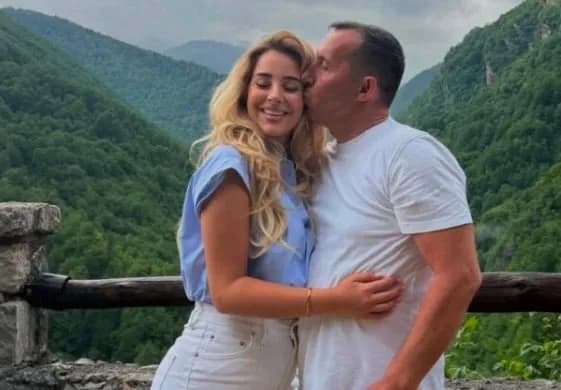 Elijona publikon foto me babain e saj, ja përshkrimi emocionues