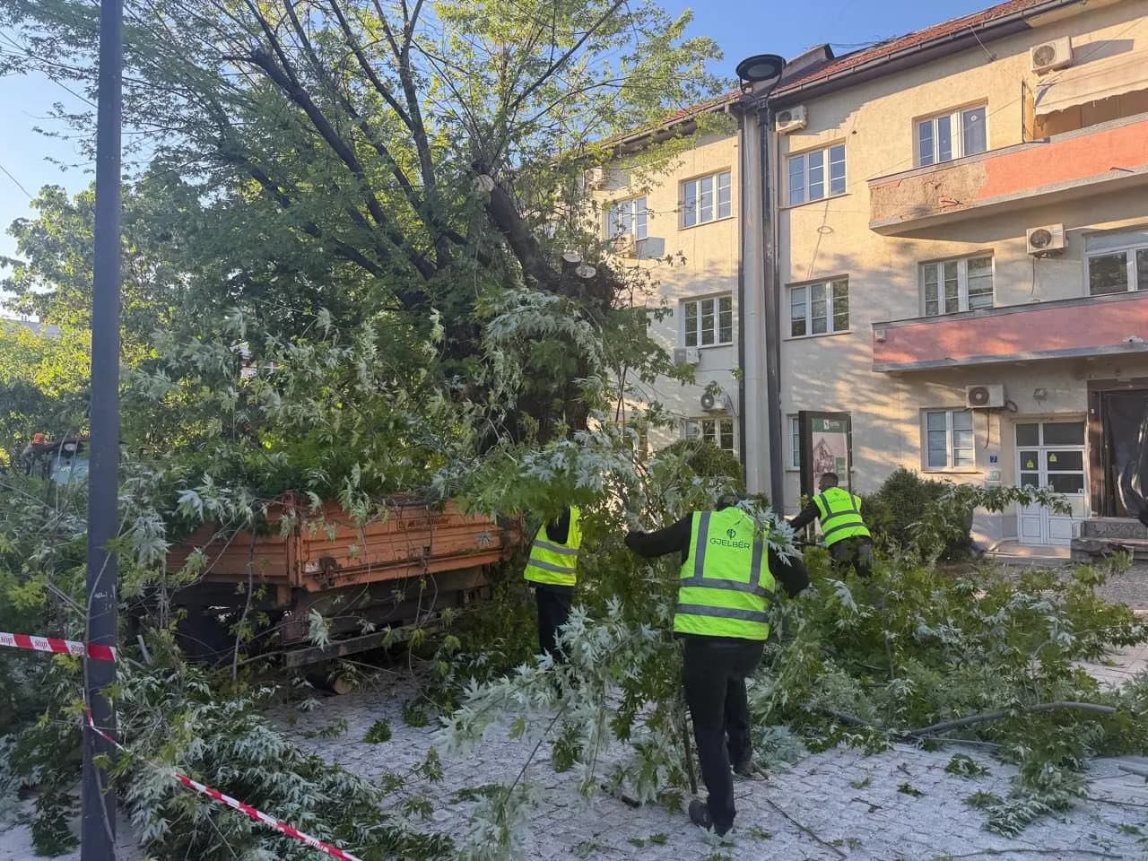 Erërat e forta shkaktojnë 17 intervenime në Prishtinë, këto janë dëmet