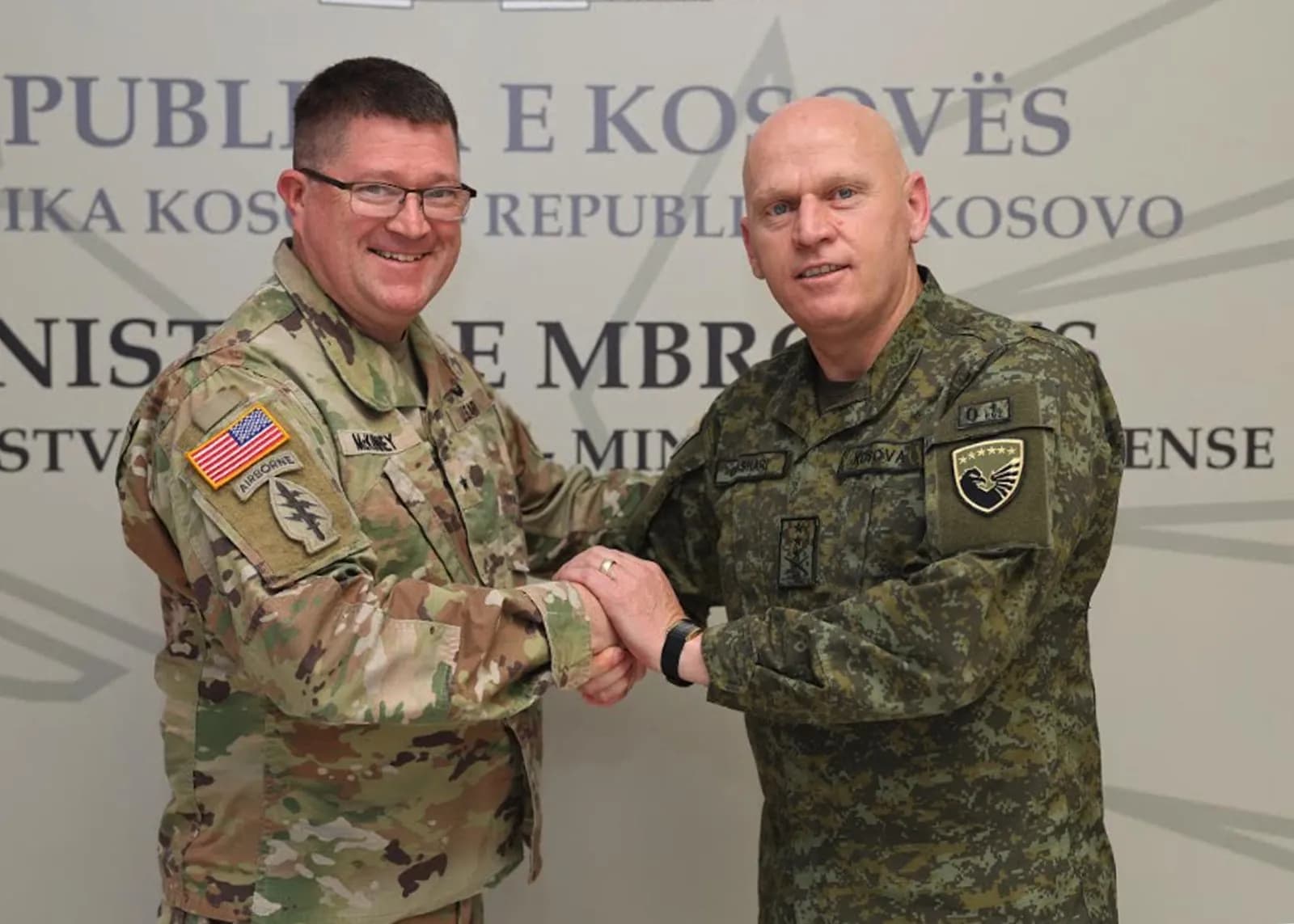 Gjenerali amerikan McKinney viziton Kosovën: Bashkëpunimi me FSK-në forcon sigurinë rajonale