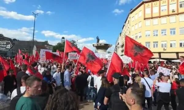 “Gjuha shqipe është amanet”, studentët shqiptarë brohorasin njëzëri në Shkup