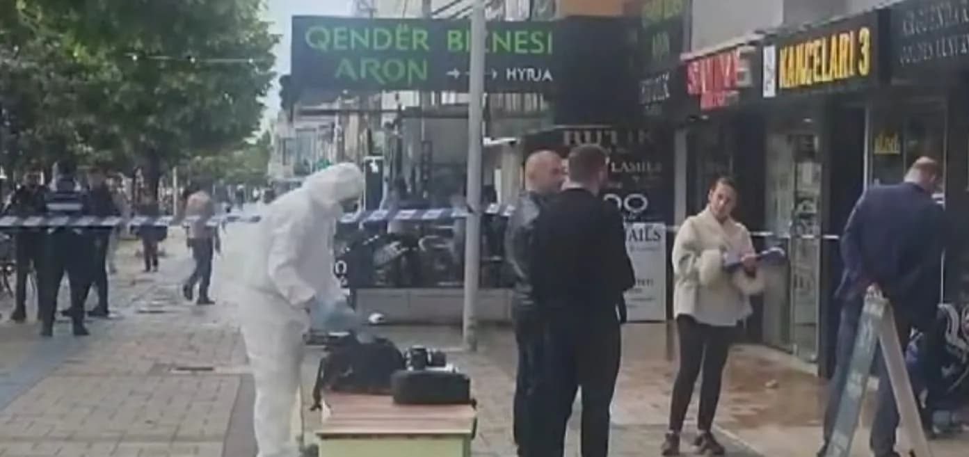 Grabitja e argjendarisë në Kamëz, dalin pamjet – njëri prej autorëve rrëzohet, tjetri e gjuan në kokë
