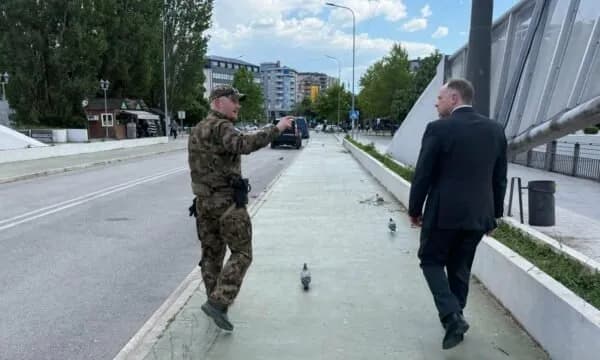 Hamilton publikon fotografi duke kaluar Urën e Ibrit me ekipin e KFOR që e monitoron Veriun, falënderon partnerët e NATO’s