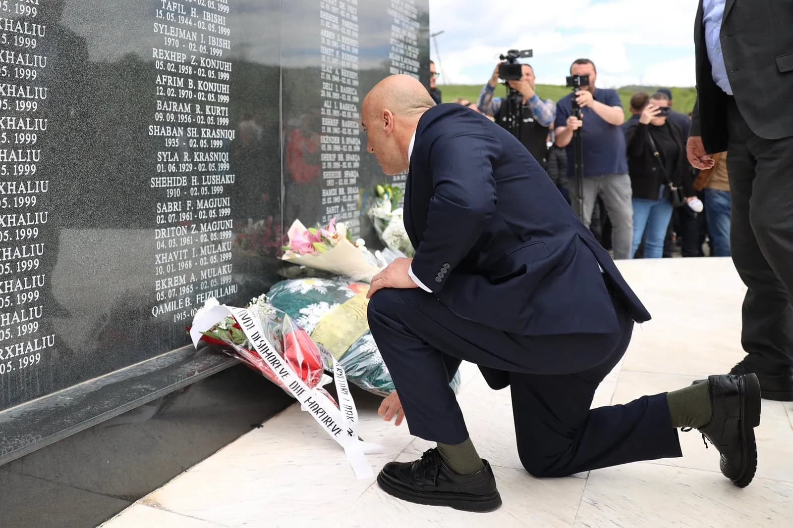 Haradinaj nderon të rënët e Masakrës së Studimes: Plagët s’mund të mbyllen pa u vënë drejtësia