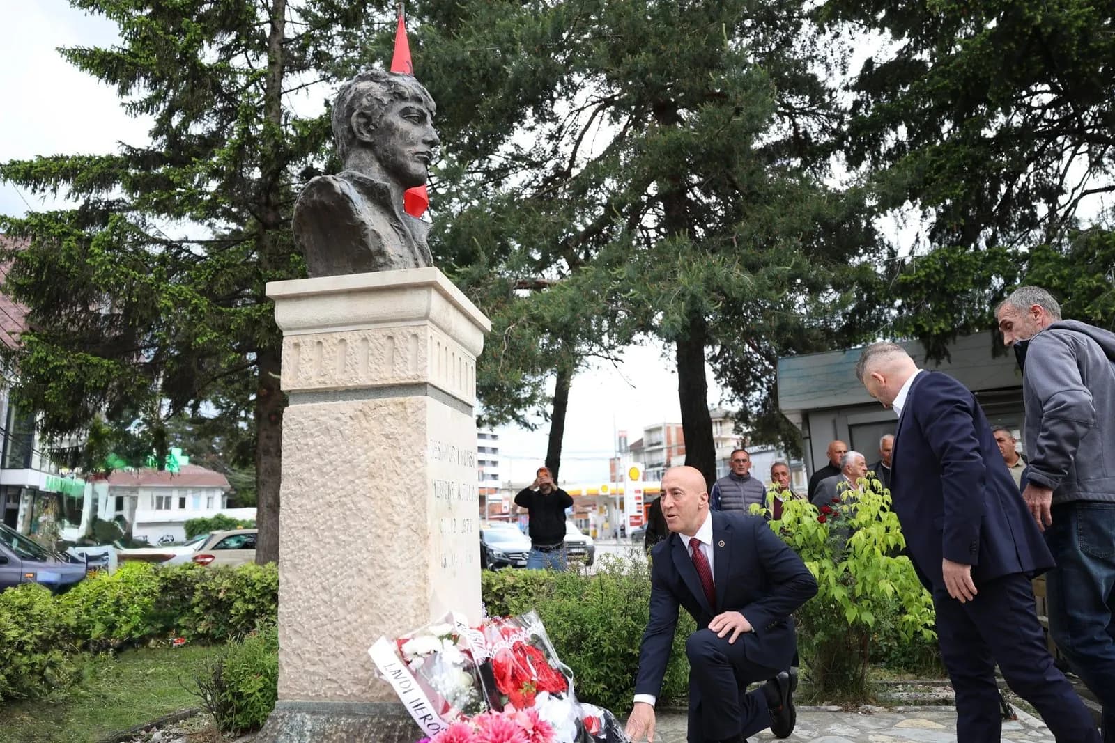 Haradinaj përkujton Mentor Tolajn në 35-vjetorin e rënies