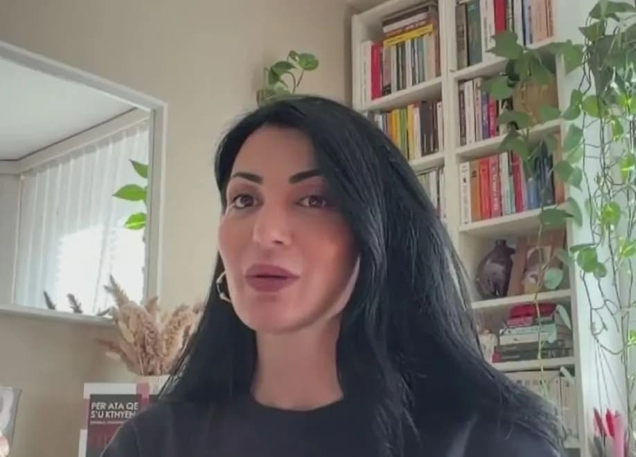 “Ia vranë dhe dogjën babanë para syve”, rrëfimi mes lotësh i së bijës