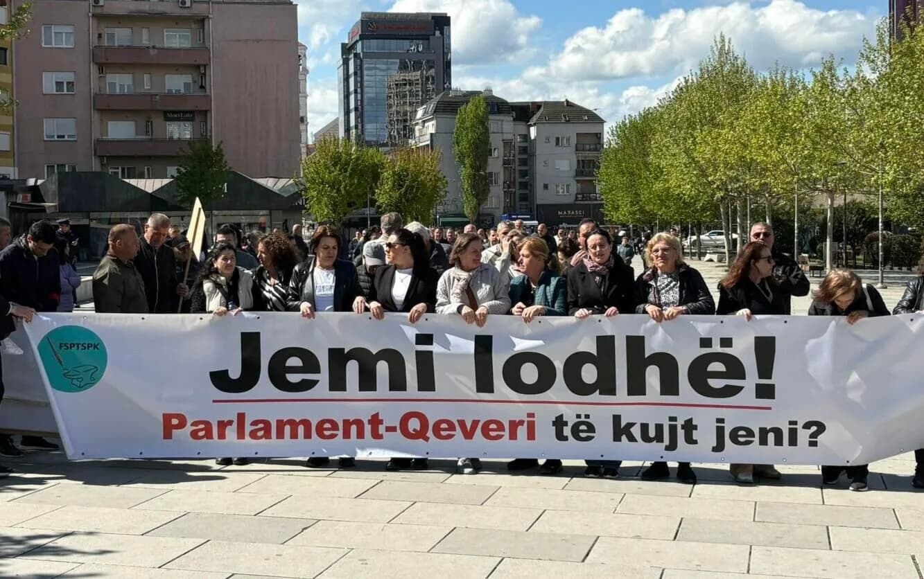 “Jemi lodhë: Parlament-Qeveri, të kujt jeni?”, nis protesta e punëtorëve të sektorit privat