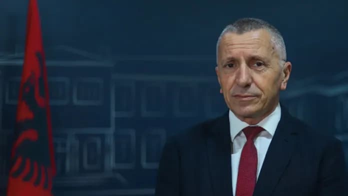 Kamberi prezanton rezolutën që dorëzoi në kuvendin serb për dënimin e krimeve të luftës në Kosovë