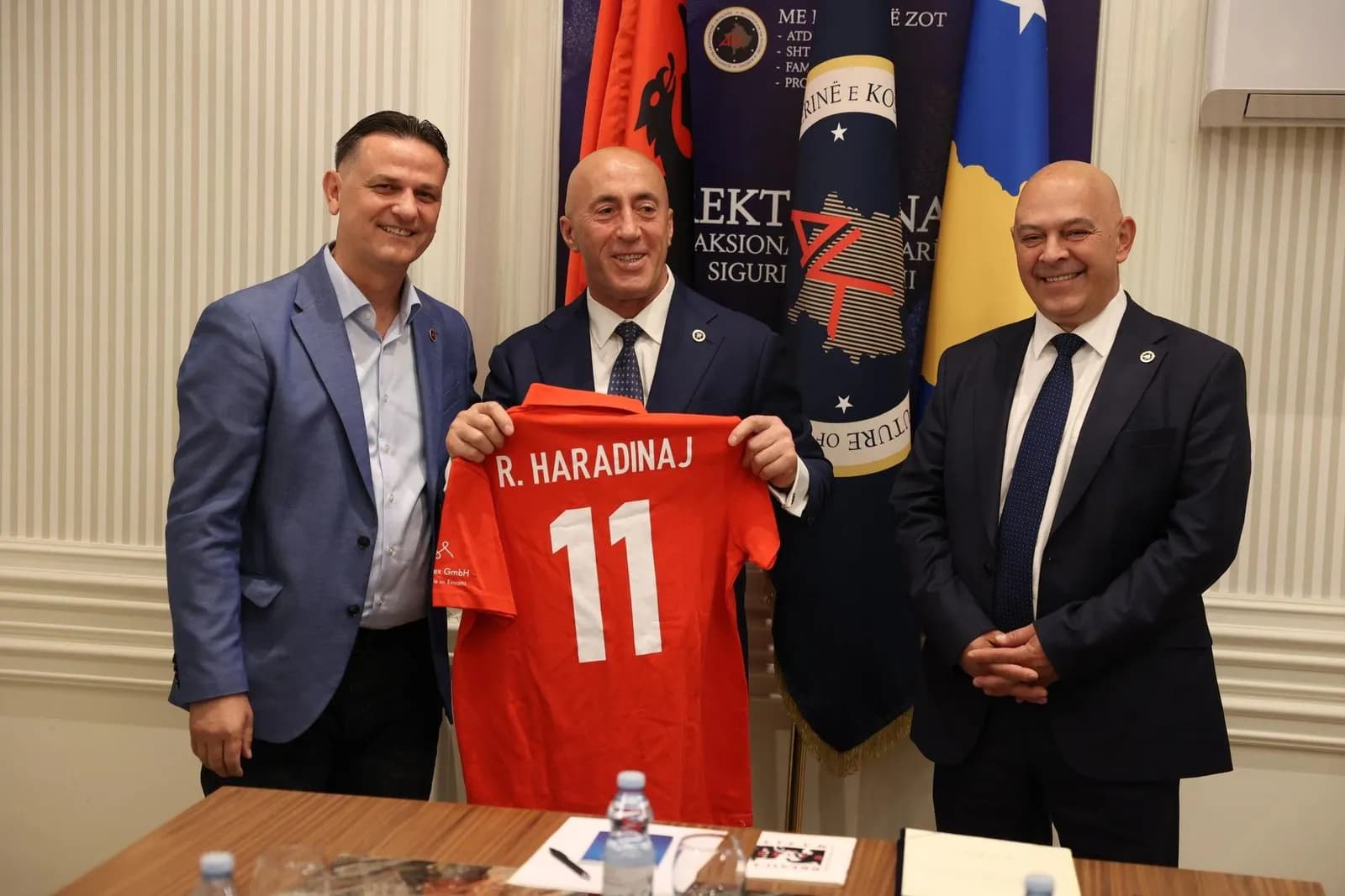 Kandidati i parë shqiptar për parlament të Bazelit aderon në AAK, e presin Haradinaj e Gjini