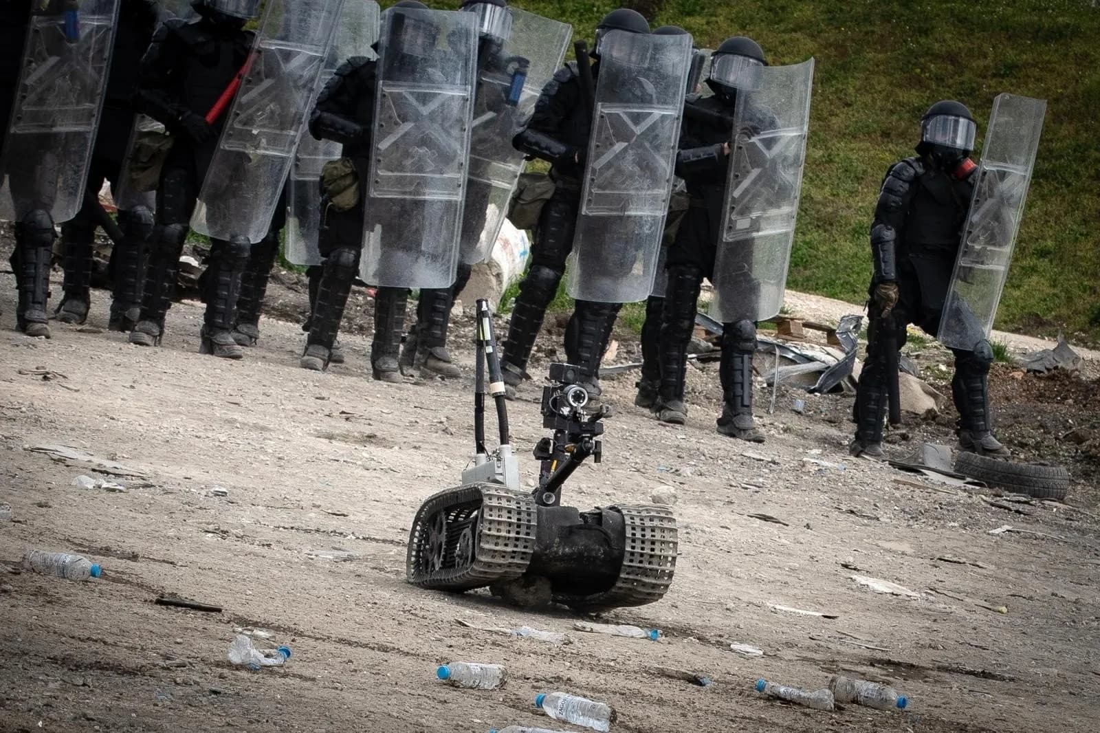 KFOR zhvillon stërvitje në Kampin Novo Selo, përdorin sistem robotik për neutralizimin e mjeteve shpërthyese