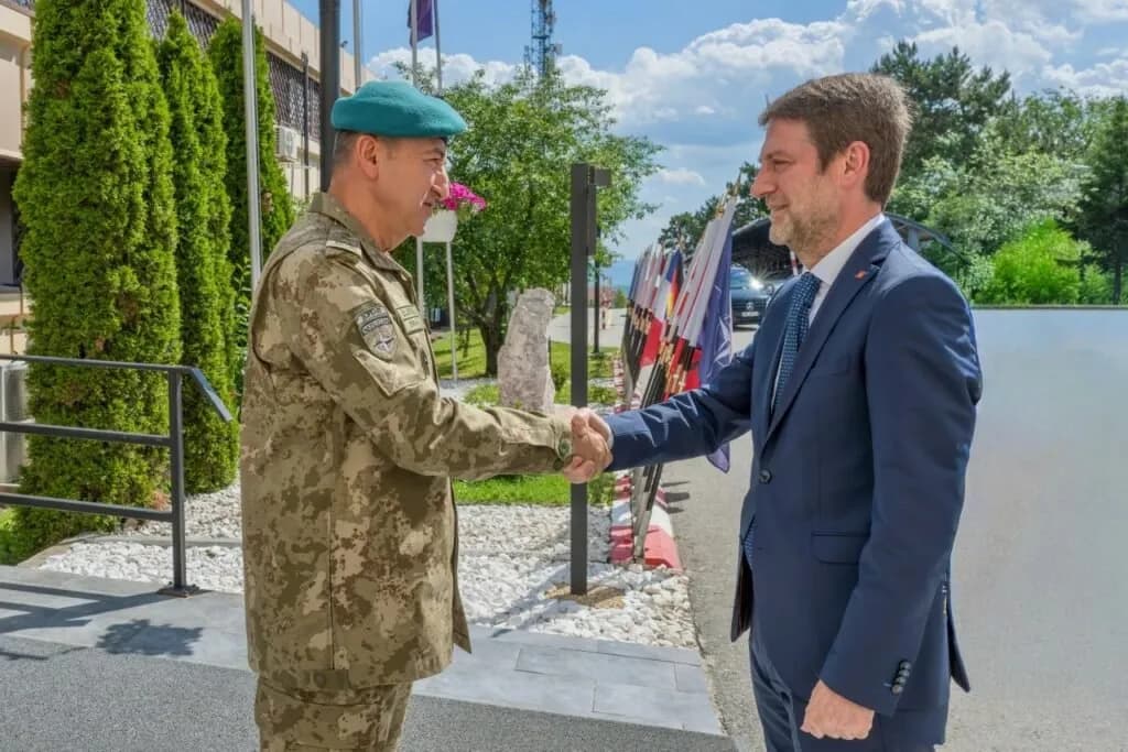 Komandanti i KFOR-it takon ministrin e Jashtëm të Shqipërisë, diskutohet siguria në Kosovë