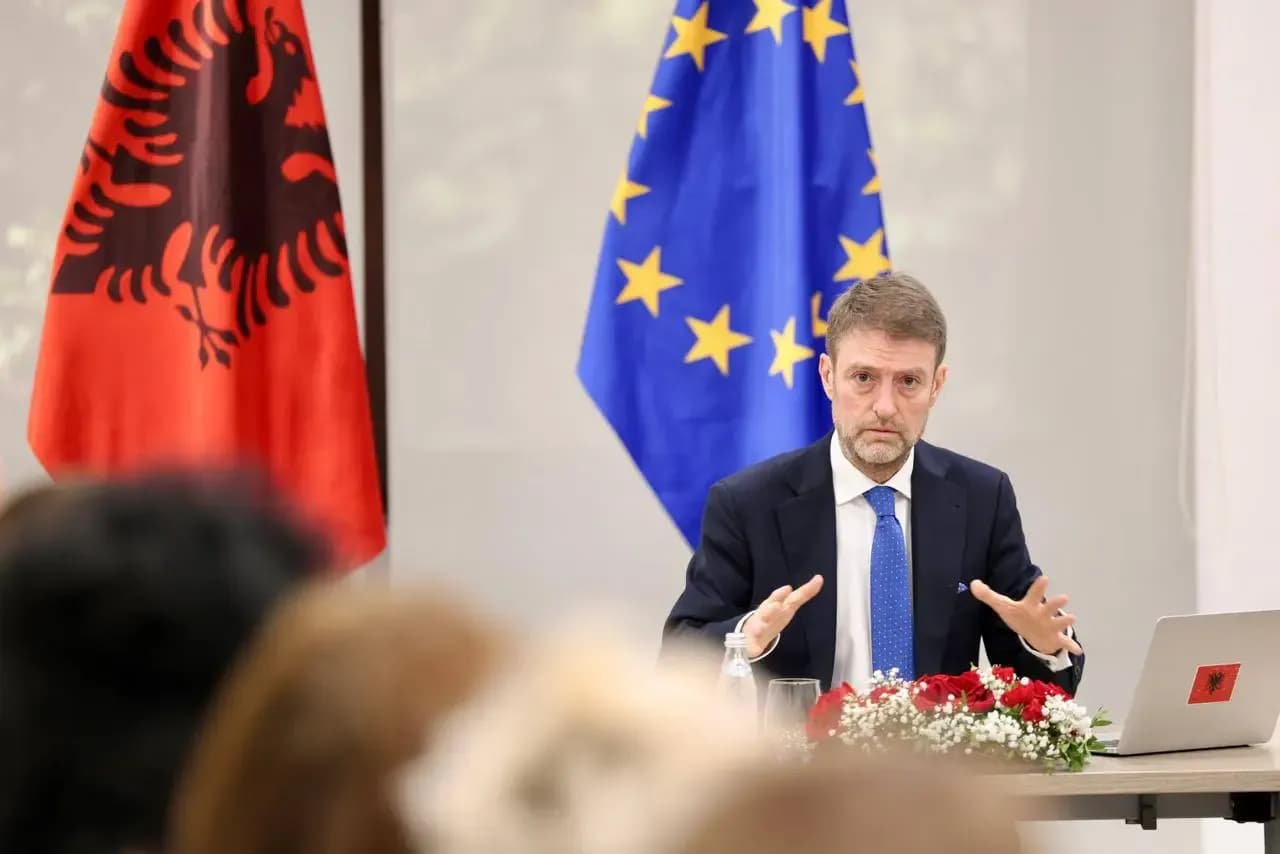 Kryediplomati shqiptar viziton Kosovën, takohet me krerët institucionalë