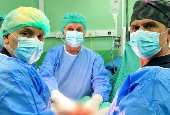 Kryhet me sukses një intervenim kompleks në Spitalin e Mitrovicës, pacientit i largohet tumor me përmasa të mëdha