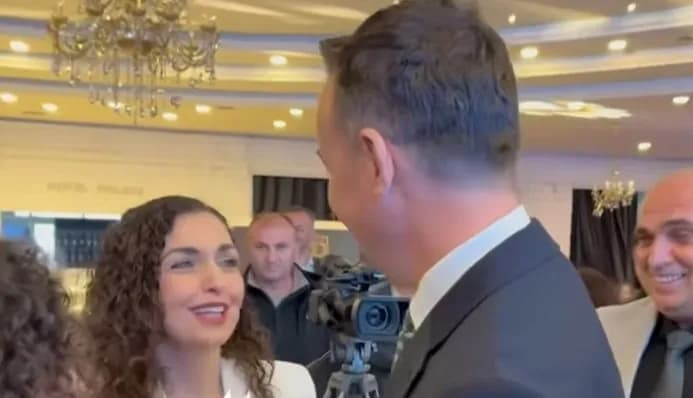 “Ku je z.kryetar, a je gjallë”, Vjosa Osmani takohet me Faton Pecin, momenti kur përshëndeten pas ndarjes së rrugëve politike