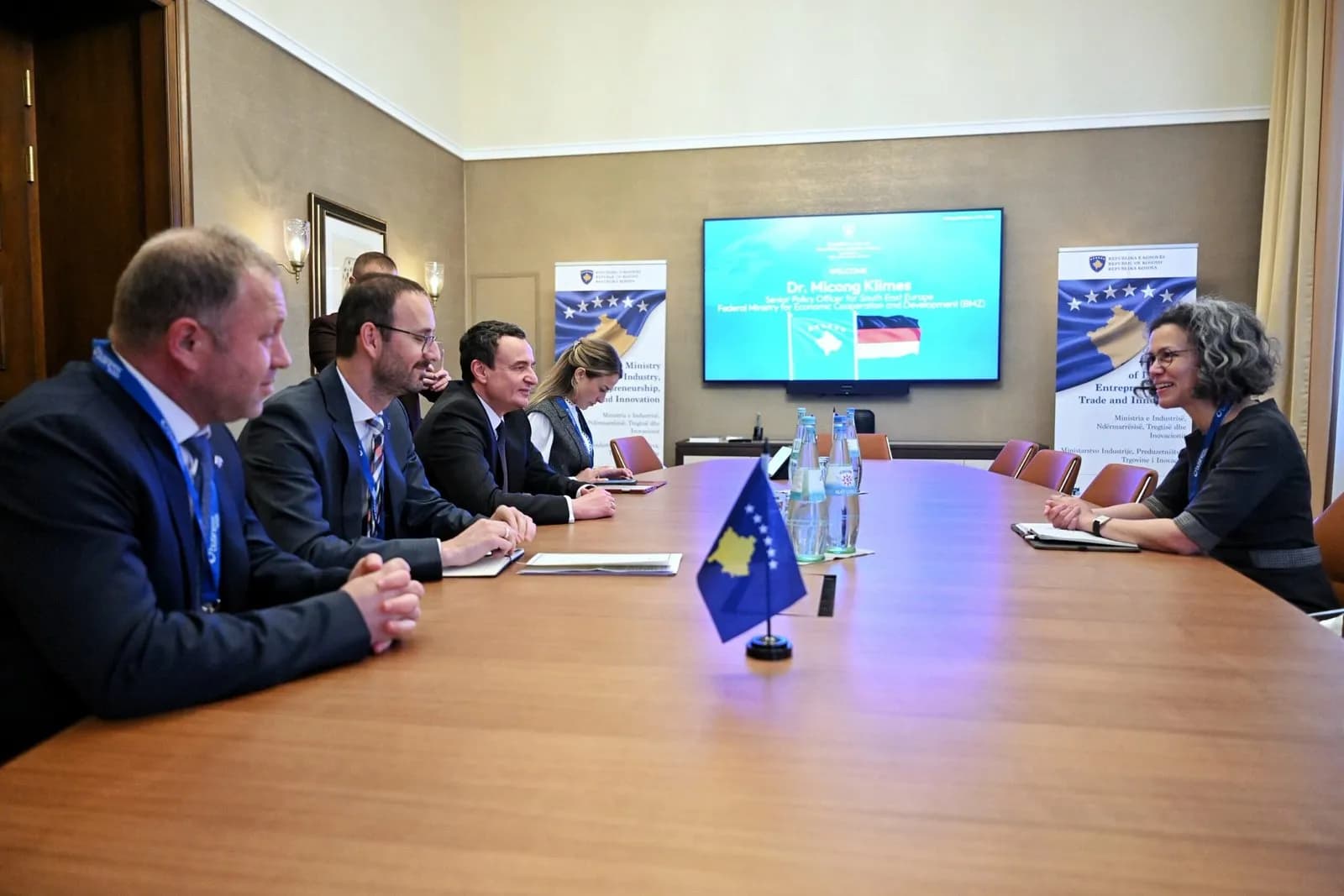 Kurti takon Zyrtaren për Kosovën në Ministrinë Federale për Bashkëpunim Ekonomik dhe Zhvillim