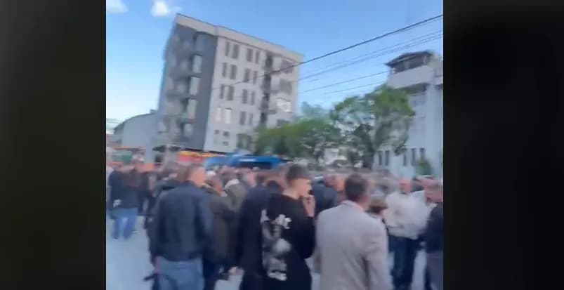 Lushtaku ende në intervistë, qytetarët e presin me muzikë