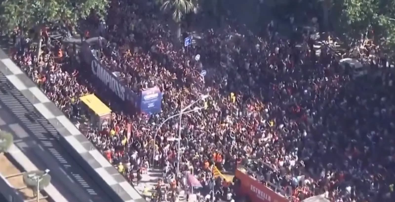 Mijëra tifozë dalin të festojnë titullin në paradën e organizuar nga Barcelona