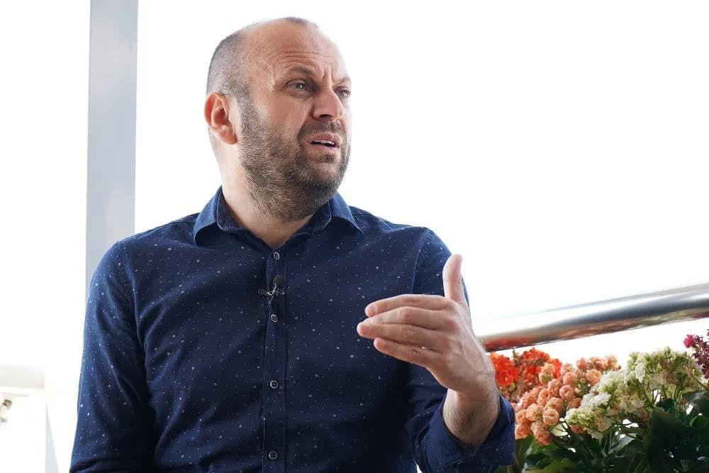 Mushkolaj i ashpër me Vjosa Osmanin: Pesë vjet në “krahët” e Albinit, tash të Lumirit
