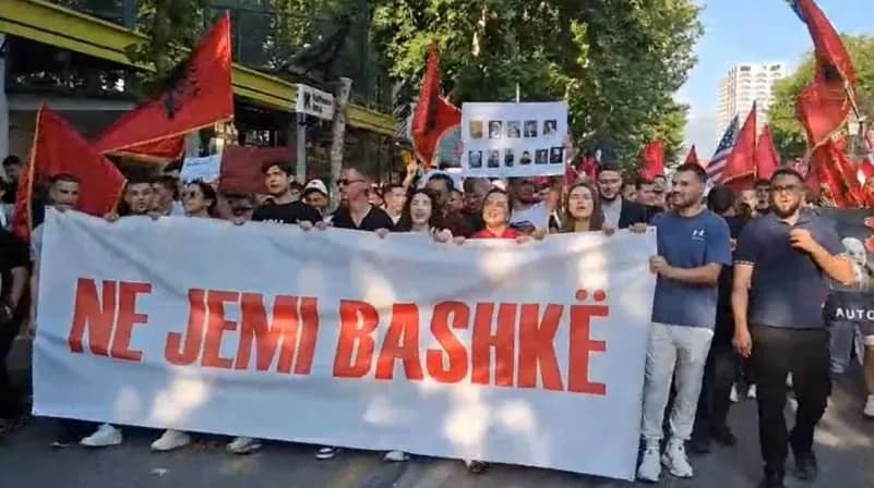 Nis protesta në Tiranë në mbështetje të studentëve shqiptarë në Maqedoni të Veriut