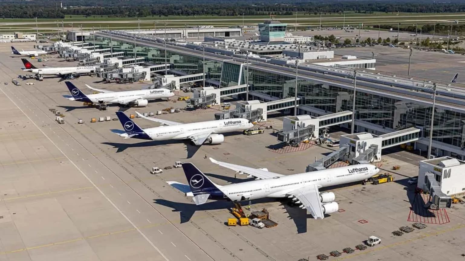 Një dron fluturon pranë zonës së operimit në Aeroportin e Mynihut, pezullohen përkohësisht fluturimet