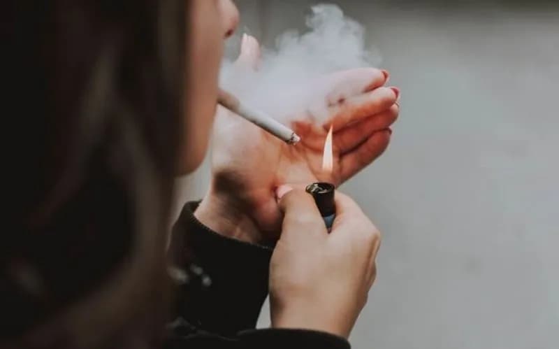 Një në katër të rinj përdor produkte duhani në Kosovë