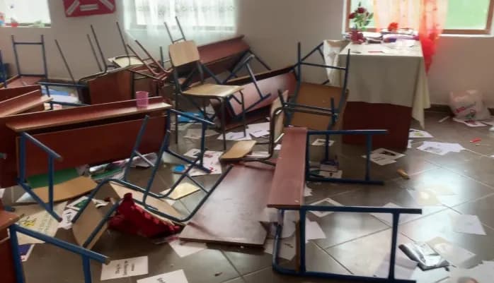 Nxënësit shkatërrojnë klasën e shkollës “Asllan Keta”