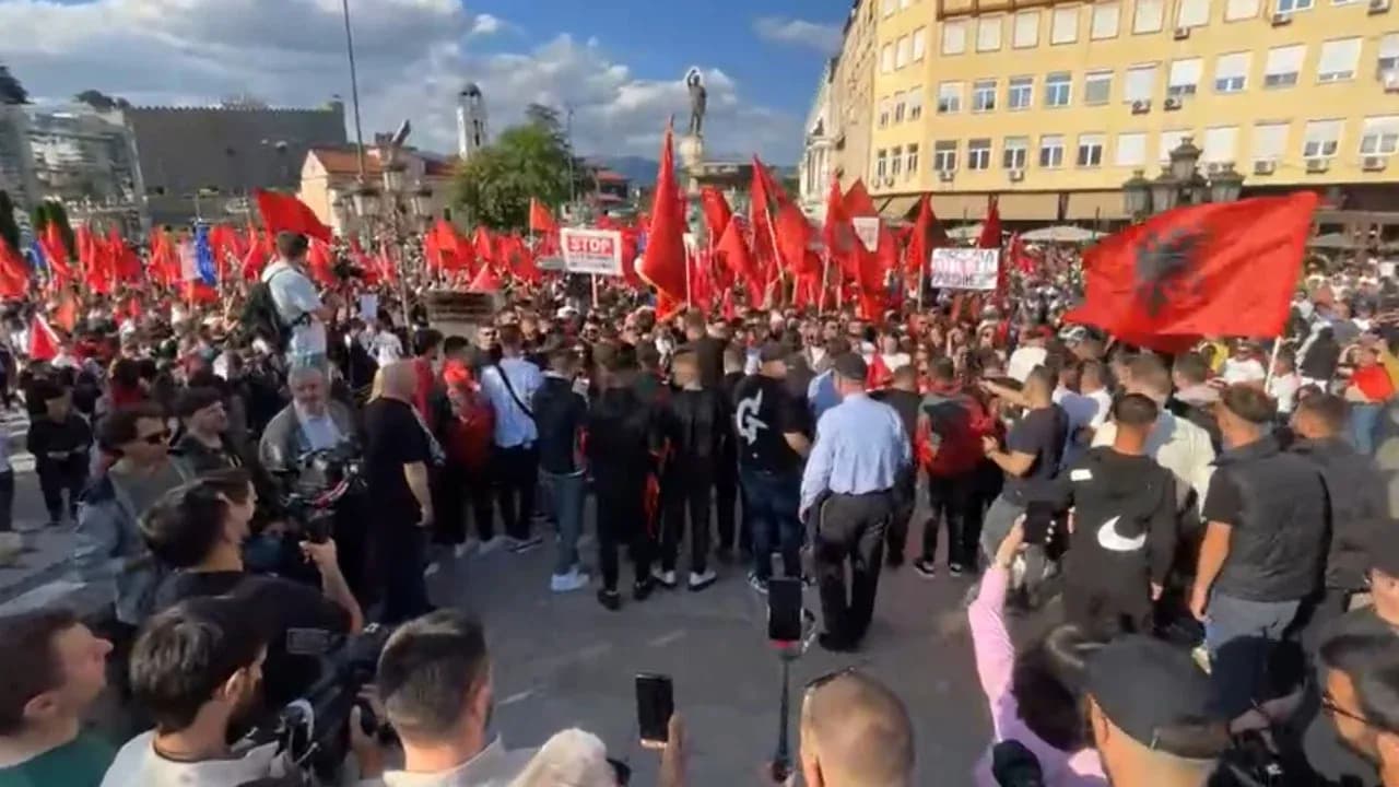 “O sa mirë me qenë shqiptarë”/ Protesta e studentëve shqiptarë në RMV, tubimi shoqërohet me thirrje patriotike dhe Himnin Kombëtar