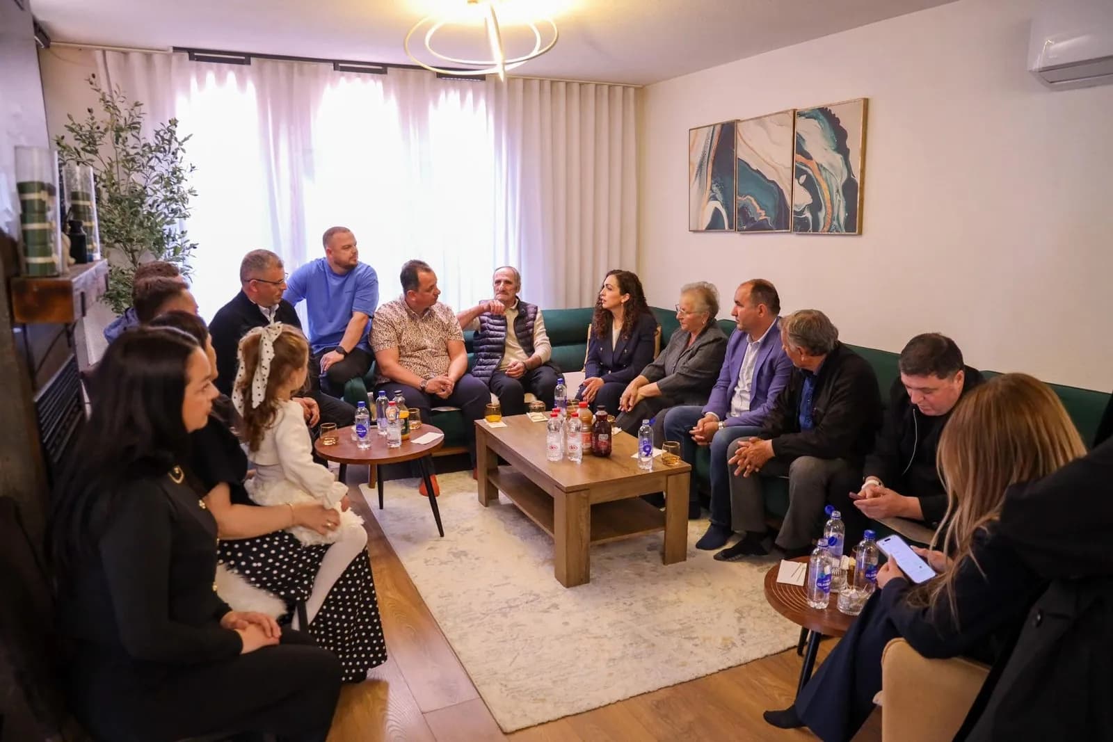 Osmani në vizitë në Ferizaj: Mirënjohëse për bujarinë dhe mikpritjen e përzemërt