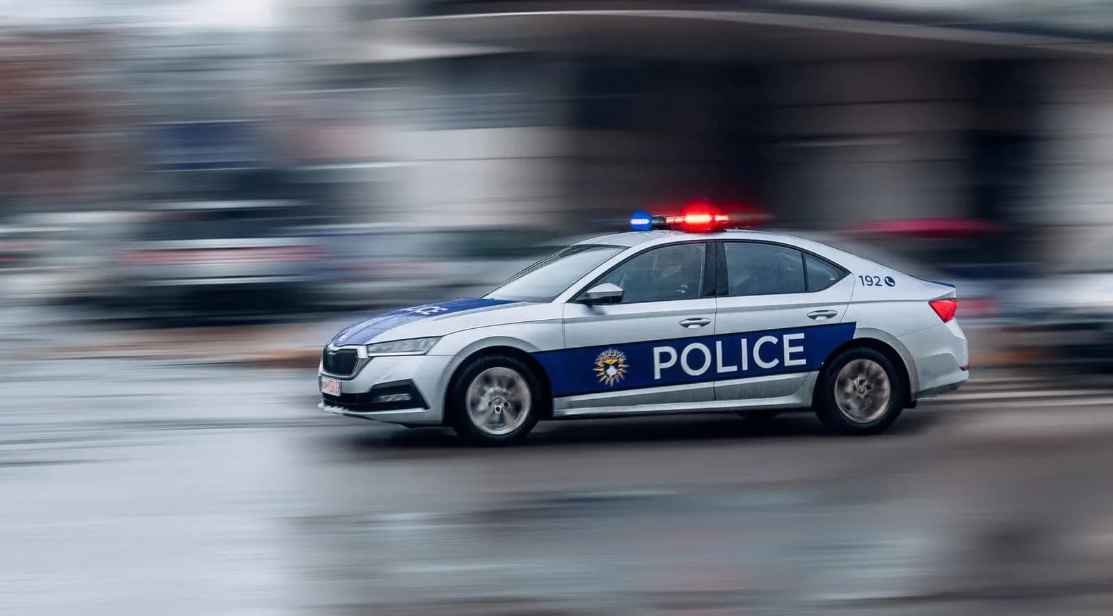 Penguan zyrtarët policorë, arrestohen tre persona në Gjakovë