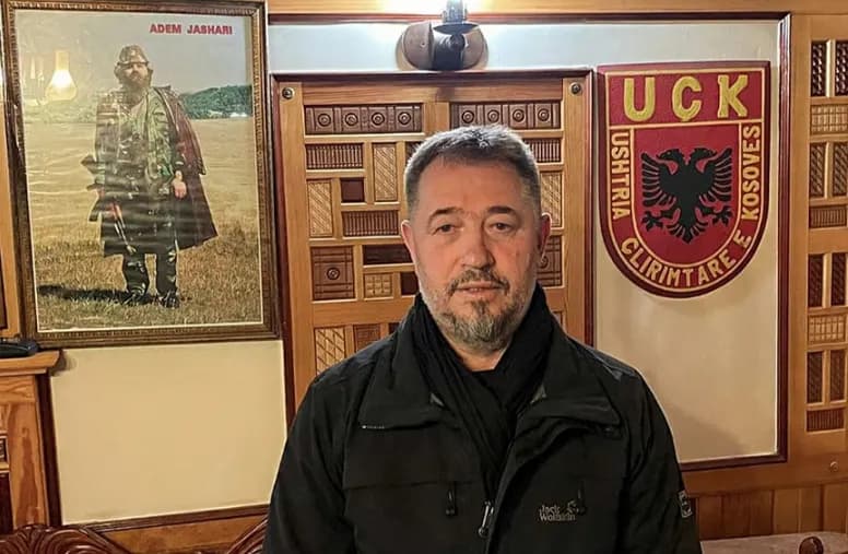 Qytetarët në Skenderaj organizohen për ta përkrahur Sami Lushtakun që po intervistohet në Polici