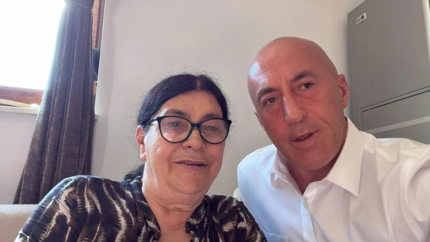 Ramush Haradinaj me nënën Rukë uron besimtarët myslimanë: Me fat Bajrami!
