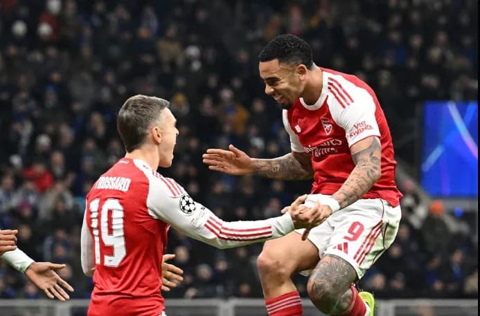 Raya dhe Trossard heronjtë e Arsenalit, fitojnë derbin në Londër dhe i afrohen titullit