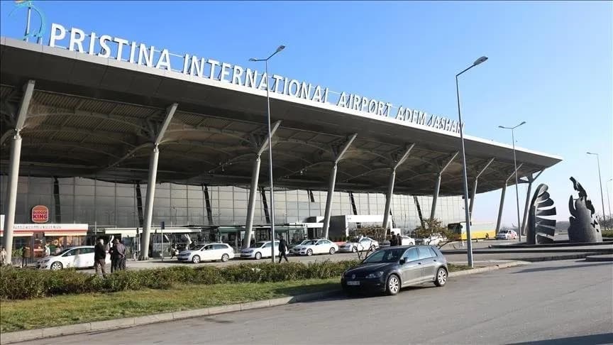 Rritet transporti ajror në Kosovë, bie ai hekurudhor