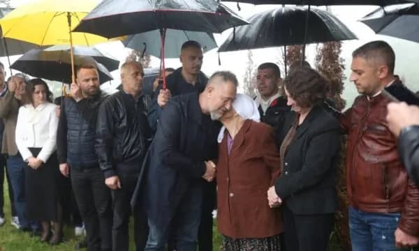 Sami Lushtaku emocionohet nga nëna e dëshmorit në Ticë: Nuk është lehtë për mua…