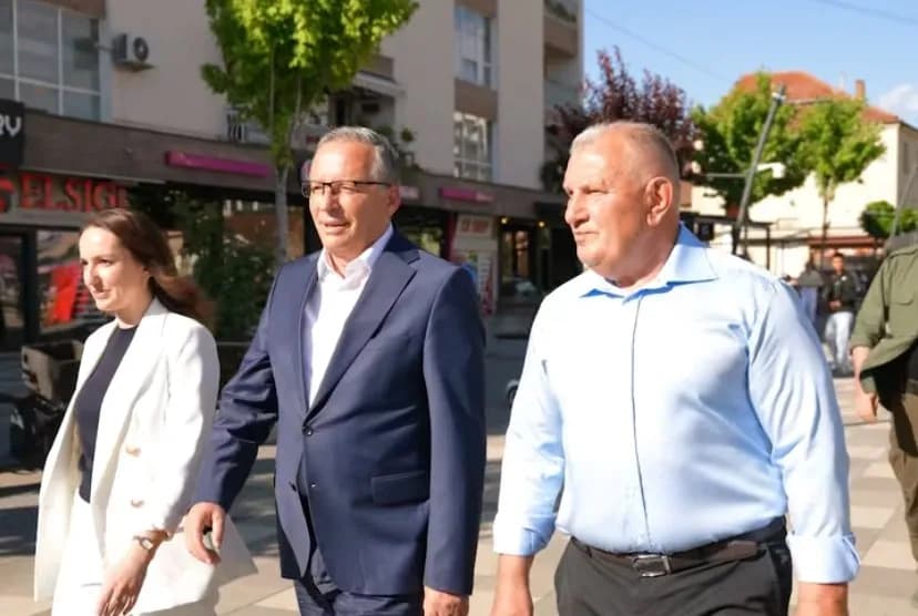 Shukri Buja publikon pamje nga tubimi i PDK-së në Lipjan, falënderon qytetarët për mbështetjen