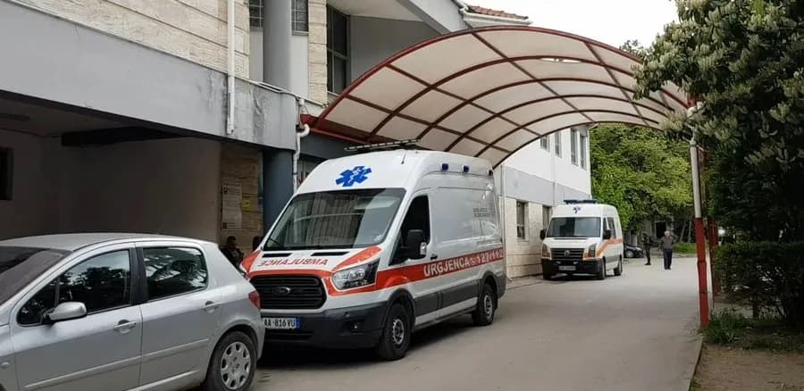 Spitali i Korçës pezullon mjekun që dyshohet se ngacmoi seksualisht 21-vjeçaren