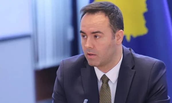 Sqarohet Konjufca për termin “frizerke”: Nuk ka pasur të bëjë me Osmanin, kemi respekt të ndërsjellë