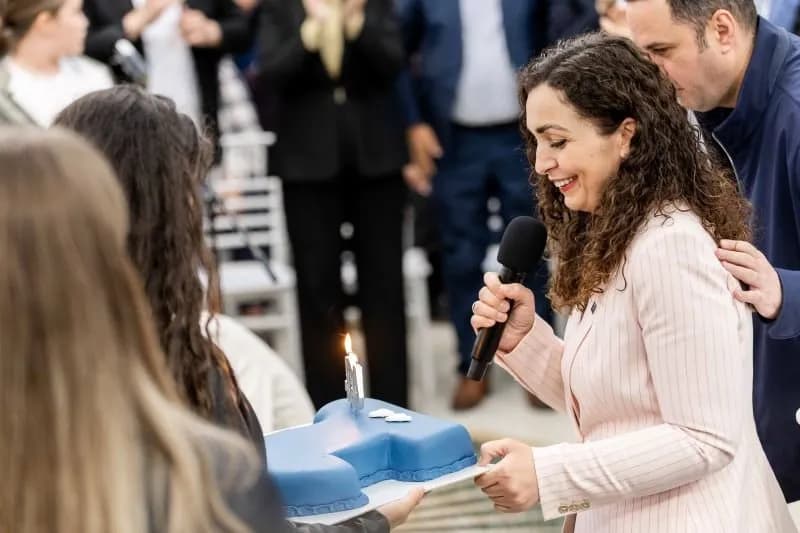 Suhareka feston ditëlindjen e Vjosa Osmanit me tortë dhe qirinj