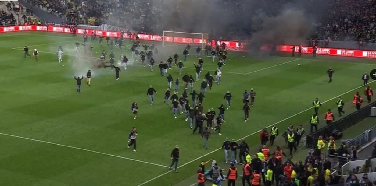 Tifozët e Nantes të pakënaqur me rënien, futen në fushë… lëndohet trajneri!